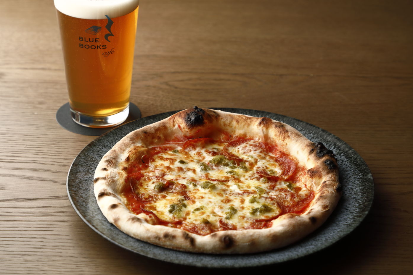 ペパロニとハラペーニョのトマトピザ1,180円、オリジナルクラフトビール セッションIPAラージ900円