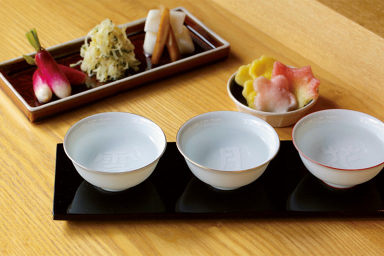 3種類の利き酒セット1,000円と、東山八百伊の漬物盛り合わせ600円(各税込) DMA-_C1A0907