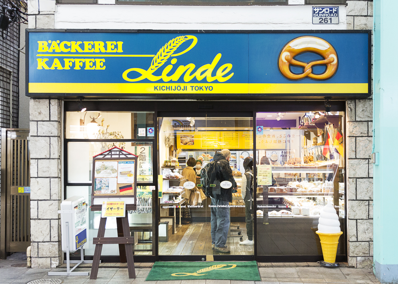1997年創業、サンロード内にあるドイツパン専門店。2階にはセルフサービスのカフェも。