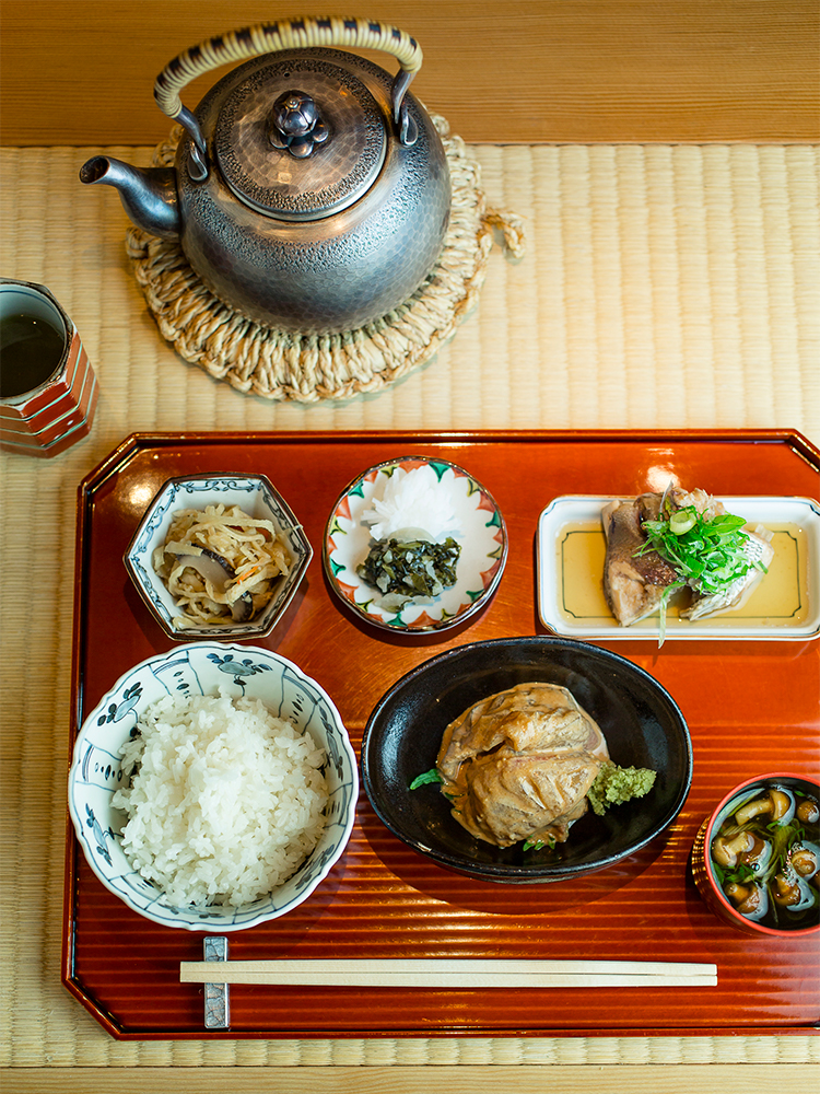 「鯛茶漬けコース」3,000円。胡麻と醤油のたれにまぶした鯛とお茶がよく合う。