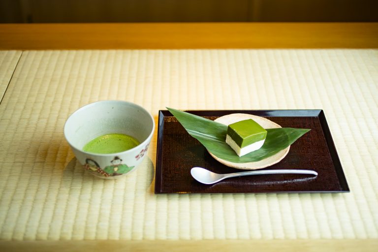 食後の抹茶はその場で点ててくれる。葛に宇治抹茶を練り合わせクリームチーズと二層にした名物、「常葉白練」と。 kurogi030
