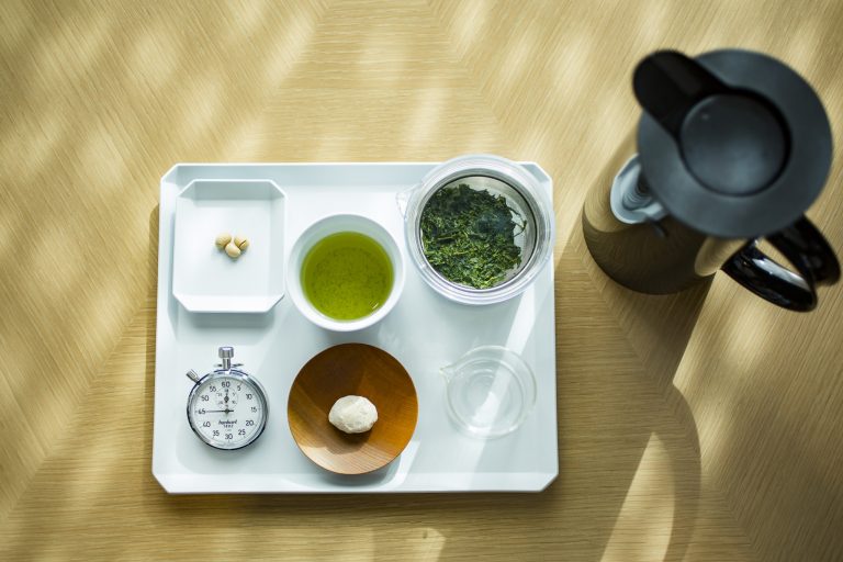 日本茶のセットは1,000円~で、ストップウォッチつきでサーブ。三煎目には大豆などの季節の素材を足して。 shiseido-008