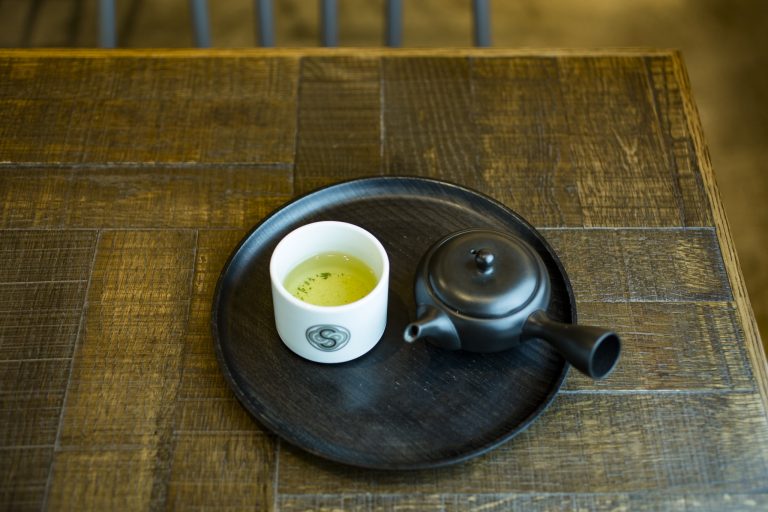 お茶は玉露、かぶせ煎茶など6種。 銀座 SALON GINZA SABOU