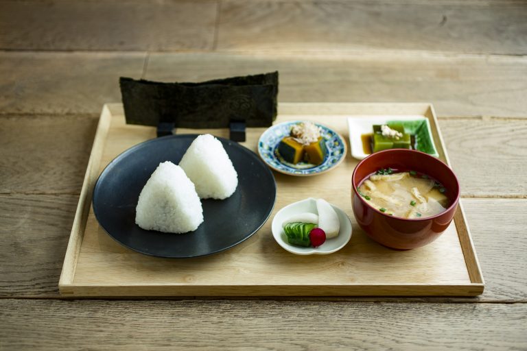 土鍋で炊いた「雪ほたか」のおにぎり定食900円。おにぎりを2種選んで。 銀座 SALON GINZA SABOU