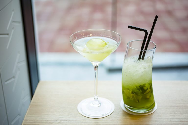 「玉露マティーニ」と「抹茶モヒート」各1,000円 1899-018