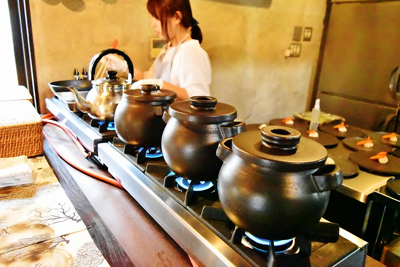 土鍋は陶芸家の小谷田潤さんの作品。