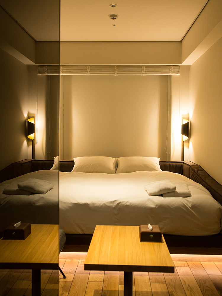 大きなベッドがある客室「プレミアキング」。