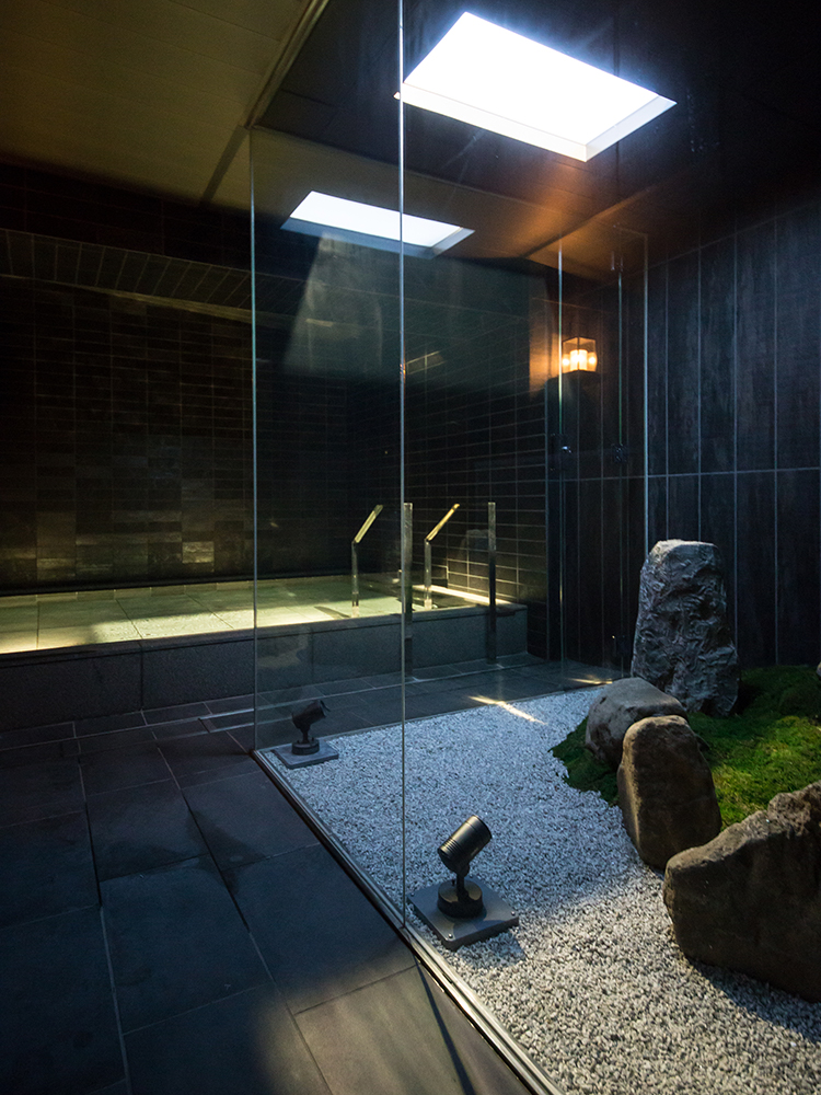 地下1階の大浴場「KOMOREBI こもれび」はスパのような雰囲気。