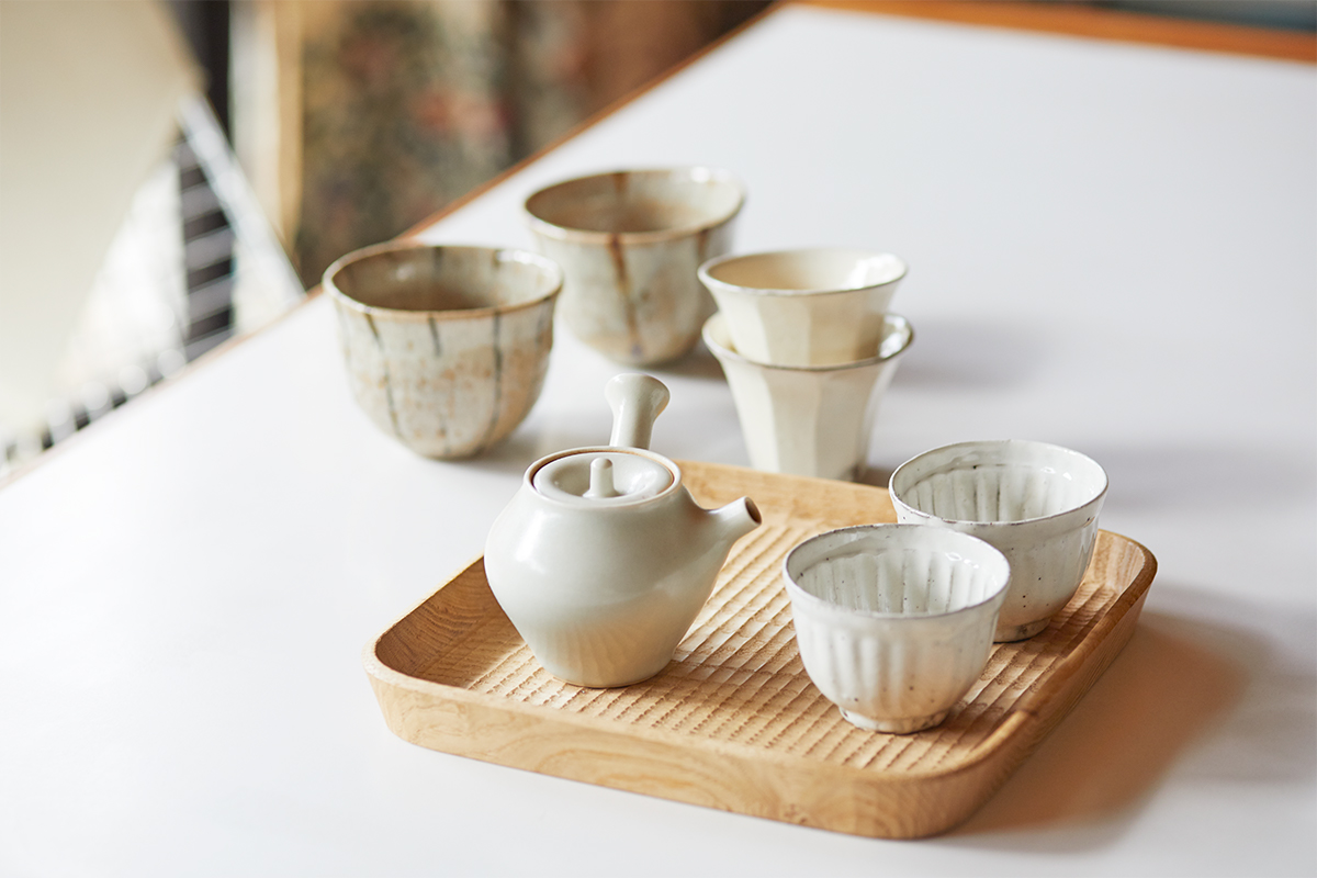 「茶器を選ぶ基準は色と形、ぬくもりのある触感。同じ器でもいびつなほうが好み」。田尾明子、後藤義国、大沼道行、村田森などの作家物が並ぶ。
