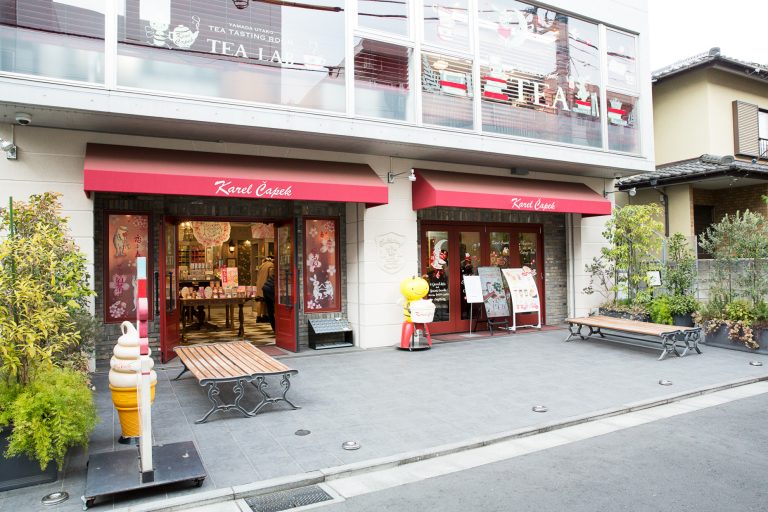 絵本作家の山田詩子さんが手がける。本店は紅茶の世界を深く知れる、図書館のような造り。 G4C9812
