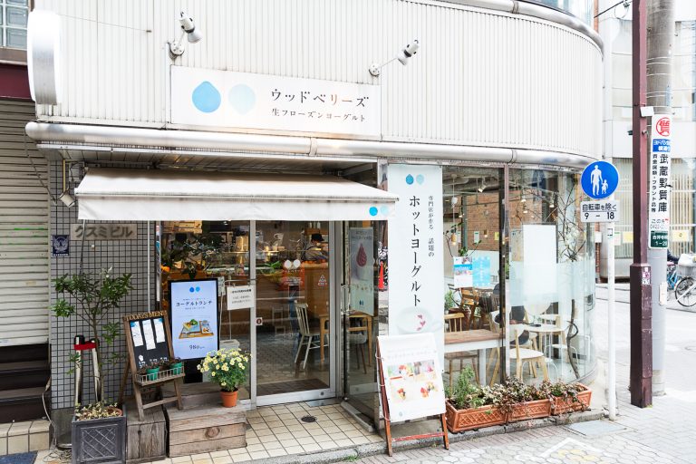 マルシェでは、旬のフルーツで作るヨーグルトパフェやサンドイッチも味わえる。有機フルーツの販売も。 G4C9778