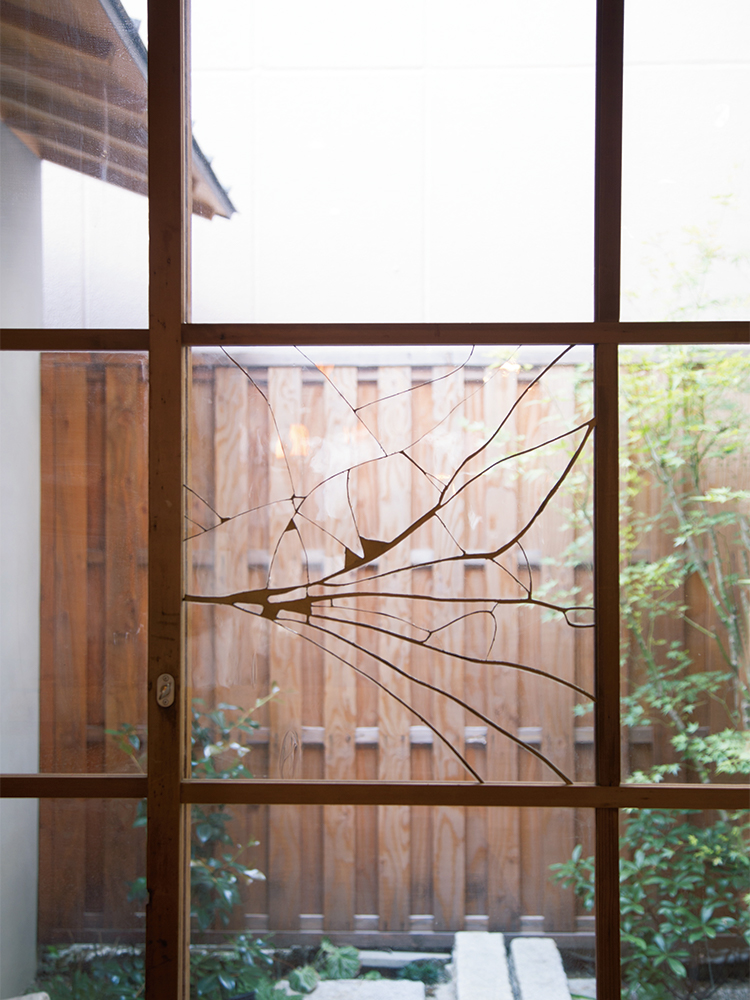 美術家・武田俊彦が割れたガラスを金継で修復した作品は唯一の常設作品。