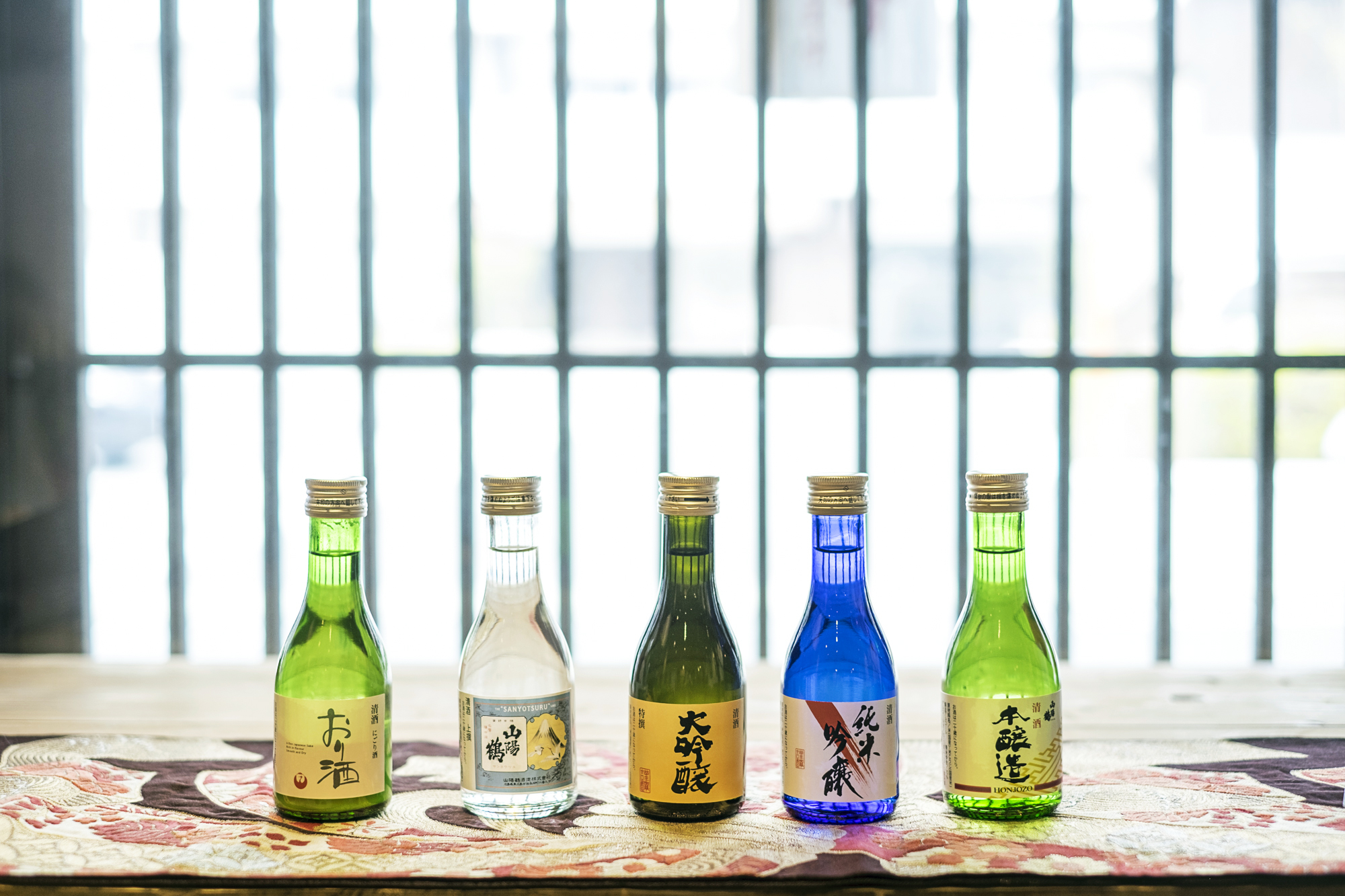 〈山陽鶴酒造〉の代表銘柄が一合瓶に入った「五酒セット」180㎖×5本1,620円（税込）