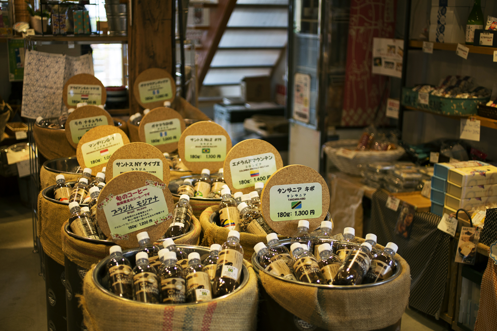 コーヒー豆は、鮮度が保てる炭酸水用のペットボトルに入れて販売。