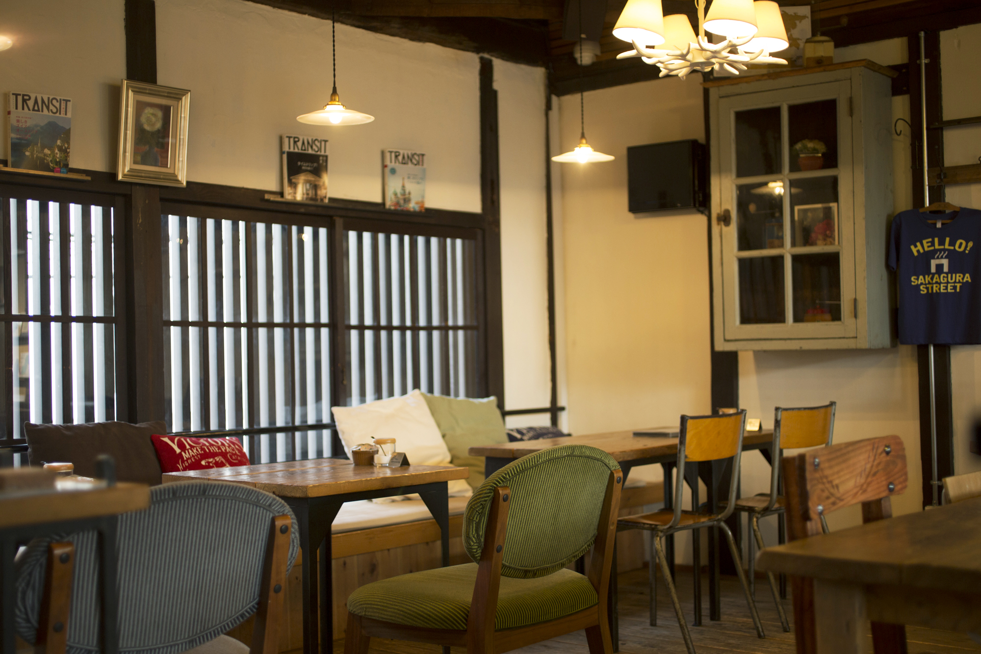 2Fのカフェは格子戸からのやわらかい光が差し込み、小上がり席も。