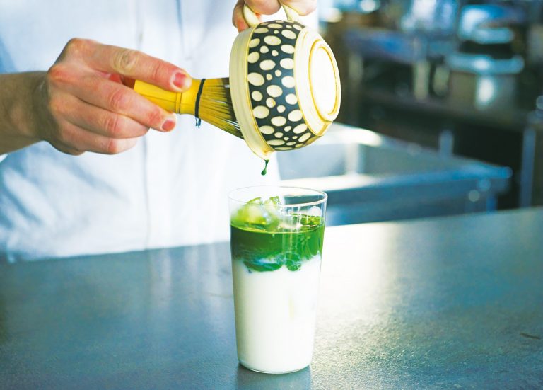 抹茶ラテ(アイス)519円は低温殺菌牛乳を使用。抹茶の繊細な味を生かし、スッキリとした甘味に。 抹茶ラテ(アイス)519円は低温殺菌牛乳を使用。抹茶の繊細な味を生かし、スッキリとした甘味に。