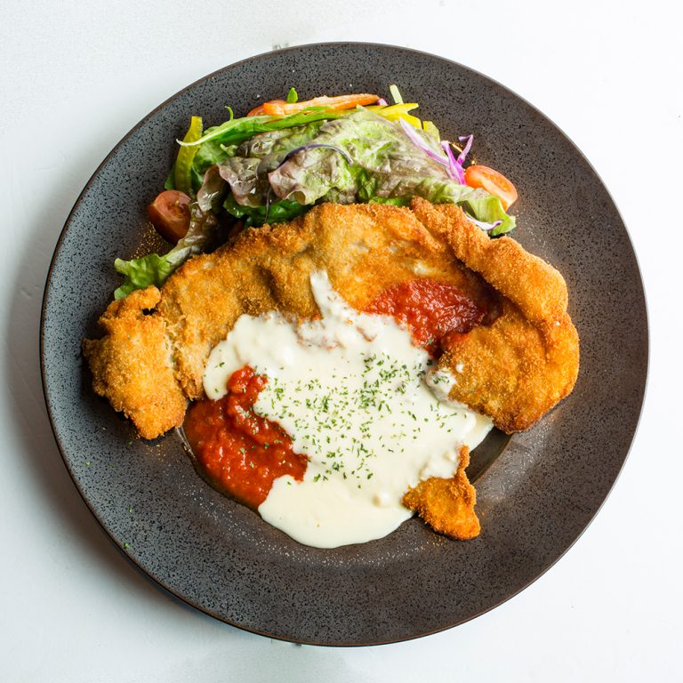 「シュニッツェルパルミジャーナ」(1,380円) 日本橋 SCHMATZ Beer Dining
