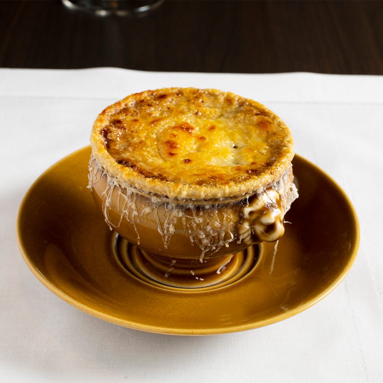 「オニオングラタンスープ」(1,300円) 日本橋 SEPTIÈME Brasserie & Bar