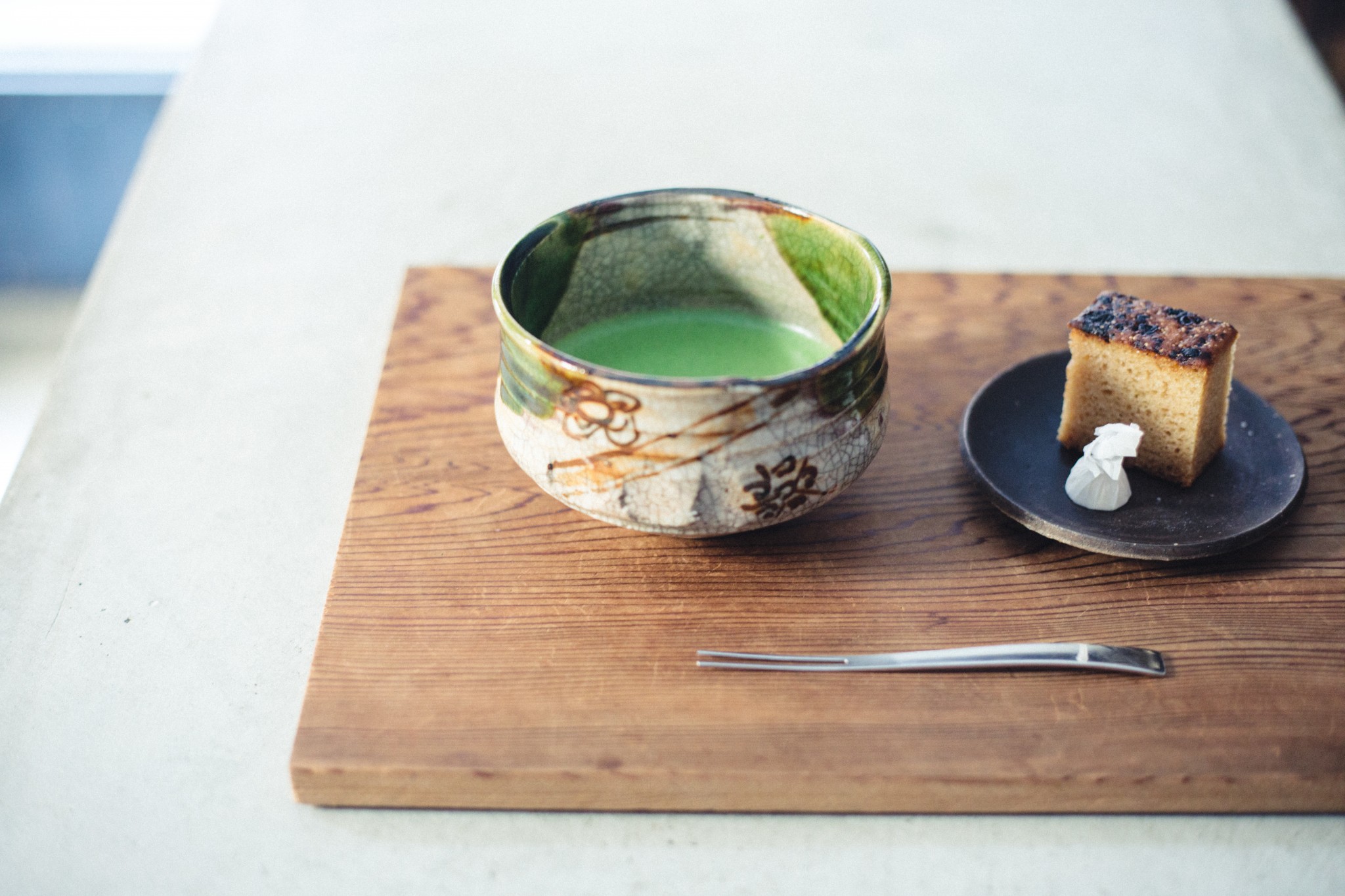 抹茶は3種類880円～1,650円。〈紫竹庵〉の味噌松風と共に。