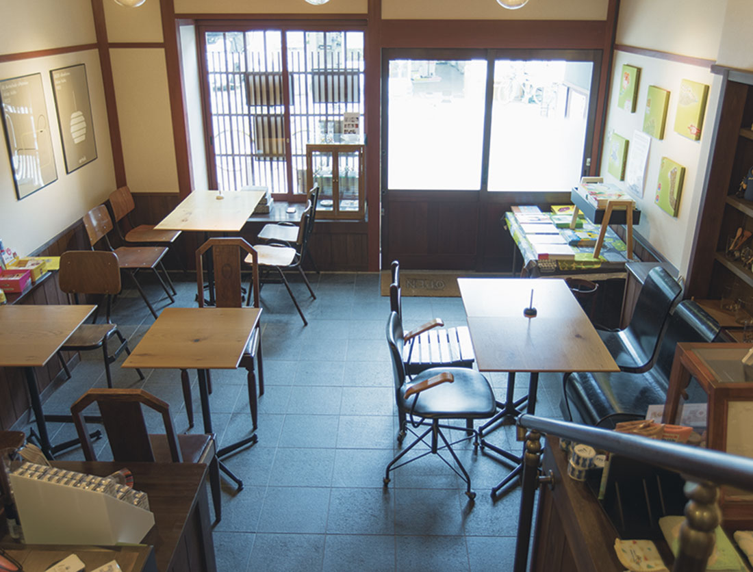 京都　〈絵本カフェ Mébaé〉