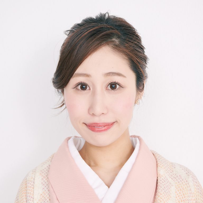 ナチュラルな立体小顔メイクとは ハナコラボ世代が知りたい 大人メイク最旬アップデートvol 2 Magazine Hanako Tokyo
