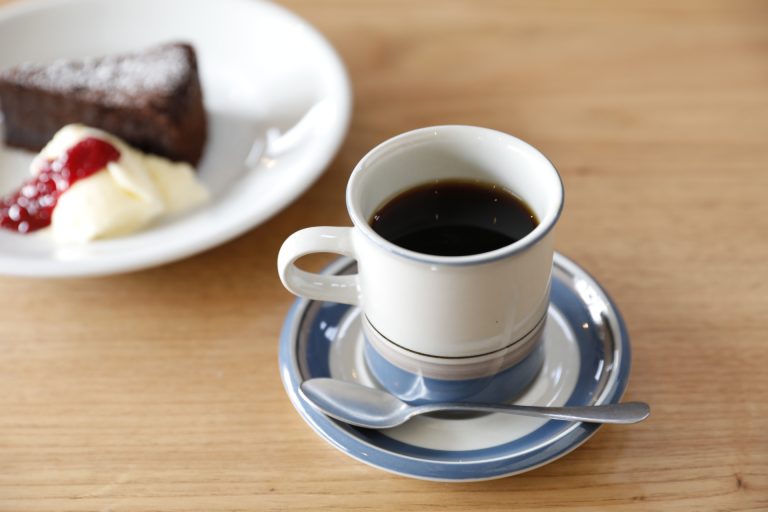 「ブレンドコーヒー」、「ガトーショコラ」のセット(900円)(税込) 千葉 珈琲玉澤