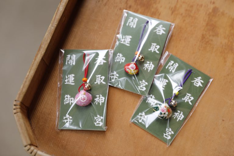 貝にさまざまな和紙を貼り、大きさもいろいろ。「開運守り」各500円。 千葉 香取神宮