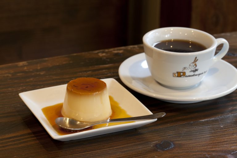 長年ひいきにする〈田中農場〉の卵を使った「プリン」500円(各税込)。裏メニューのコーヒーも注文可能。 築地 TSUKIJI Rodolfo Kitchen