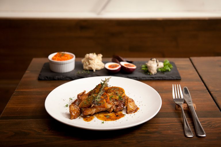 「薩摩赤鶏もも肉のはちみつオレンジマスタード焼き」(1,250円)、「前菜の5種盛り合わせ」(1,280円) 築地 TSUKIJI Rodolfo Kitchen