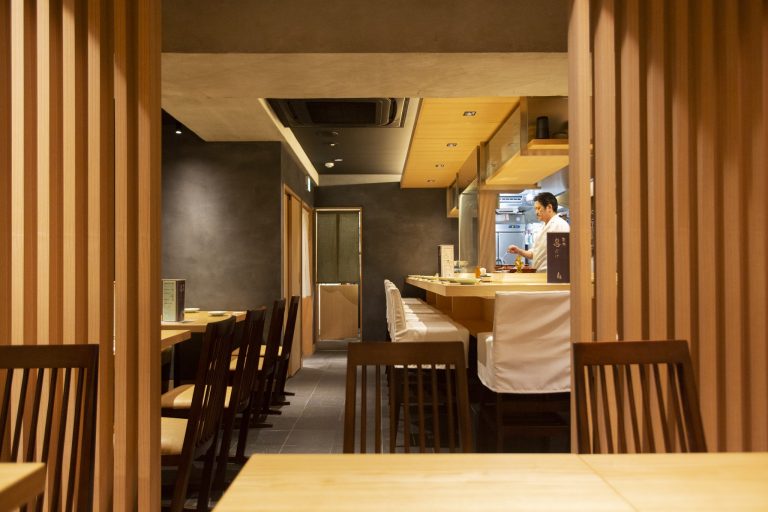 清潔でくつろげる店内。個室も用意。 築地 鳥たけ