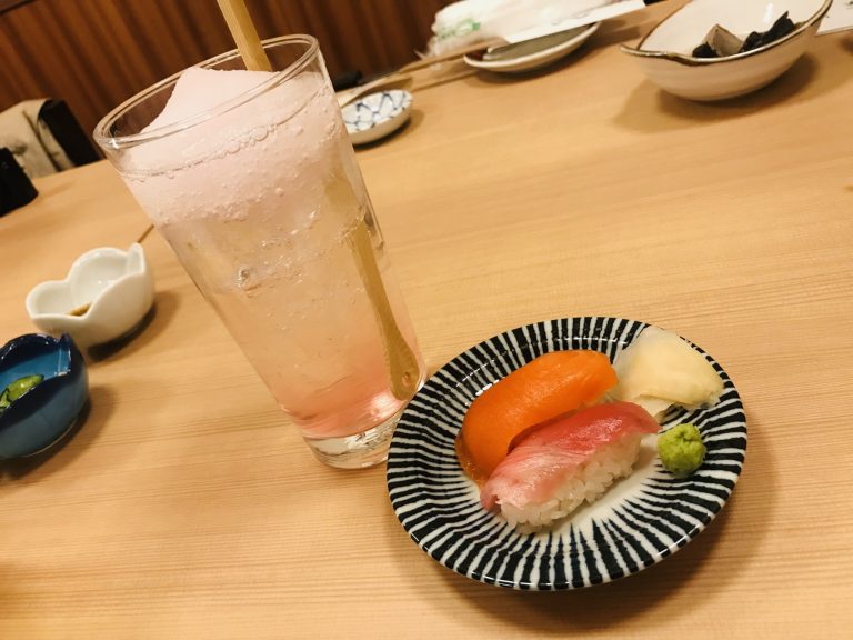 お酒との相性が良い「つまみ寿司」は、1貫100円 から提供。 人形町 酒場 大穴