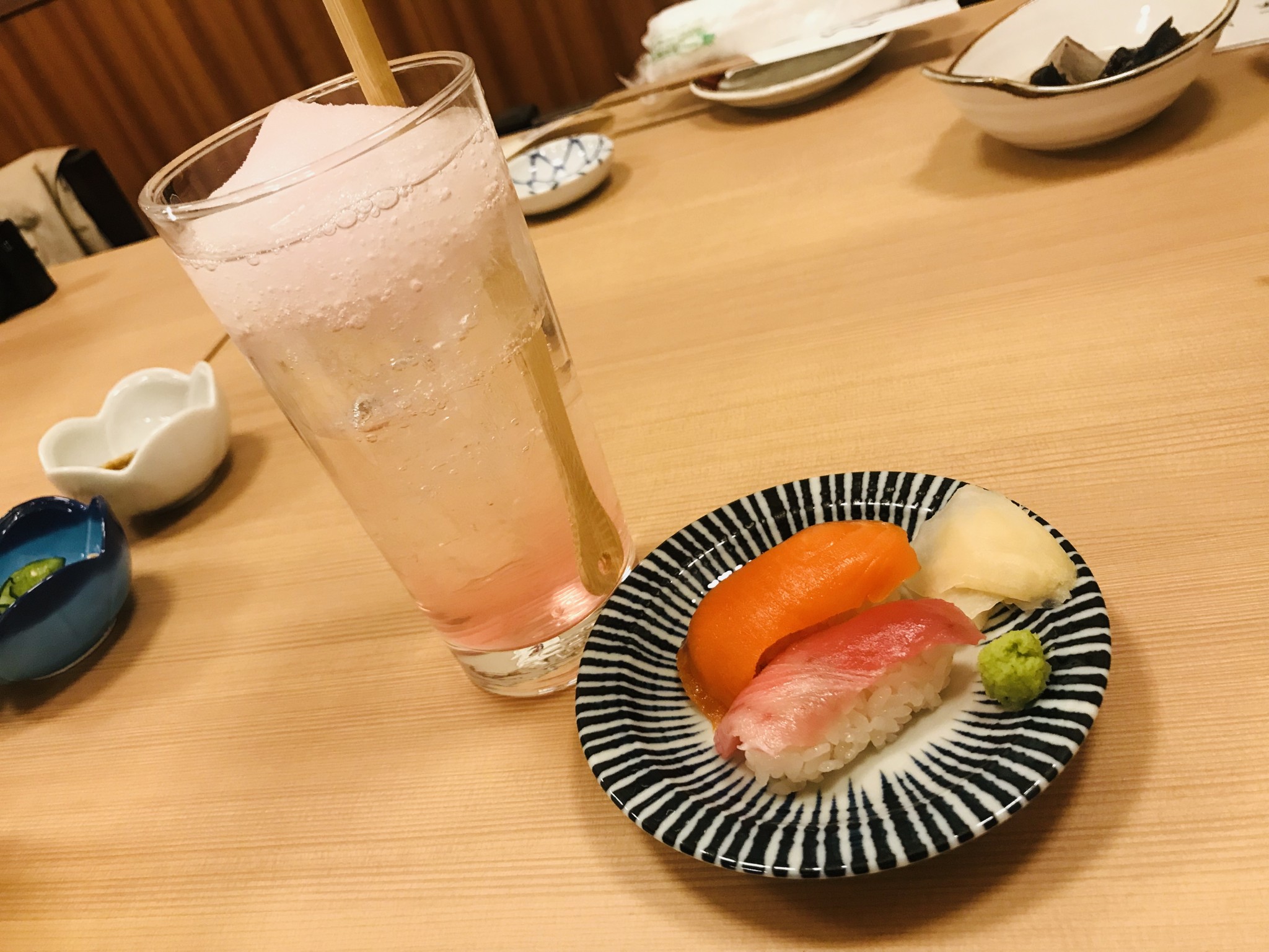 お酒との相性が良い「つまみ寿司」は、1貫100円 から提供。