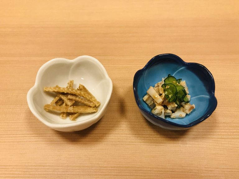 「穴子の骨せんべい」200円、「穴子とやげんの梅和え」490円。 人形町 酒場 大穴