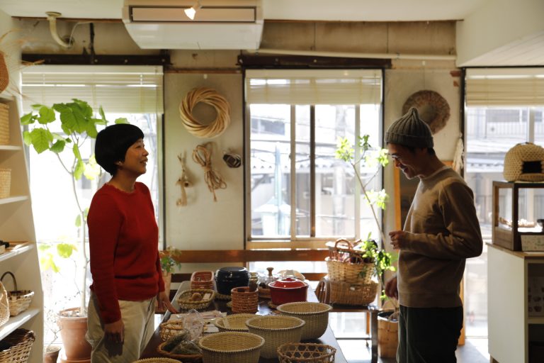 なかしまさんの店と同じビルにあり、店主とは顔なじみ。イベントでなかしまさんのお菓子を出すことも。 国立 カゴアミドリ