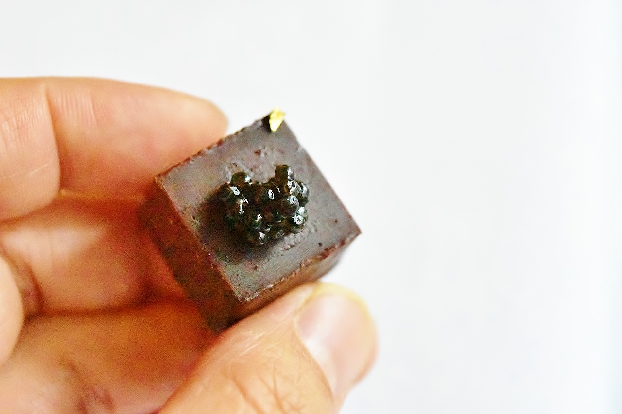 ひと口サイズのチョコレートボンボンと国産のフレツシュキャビアの組み合わせが絶妙。