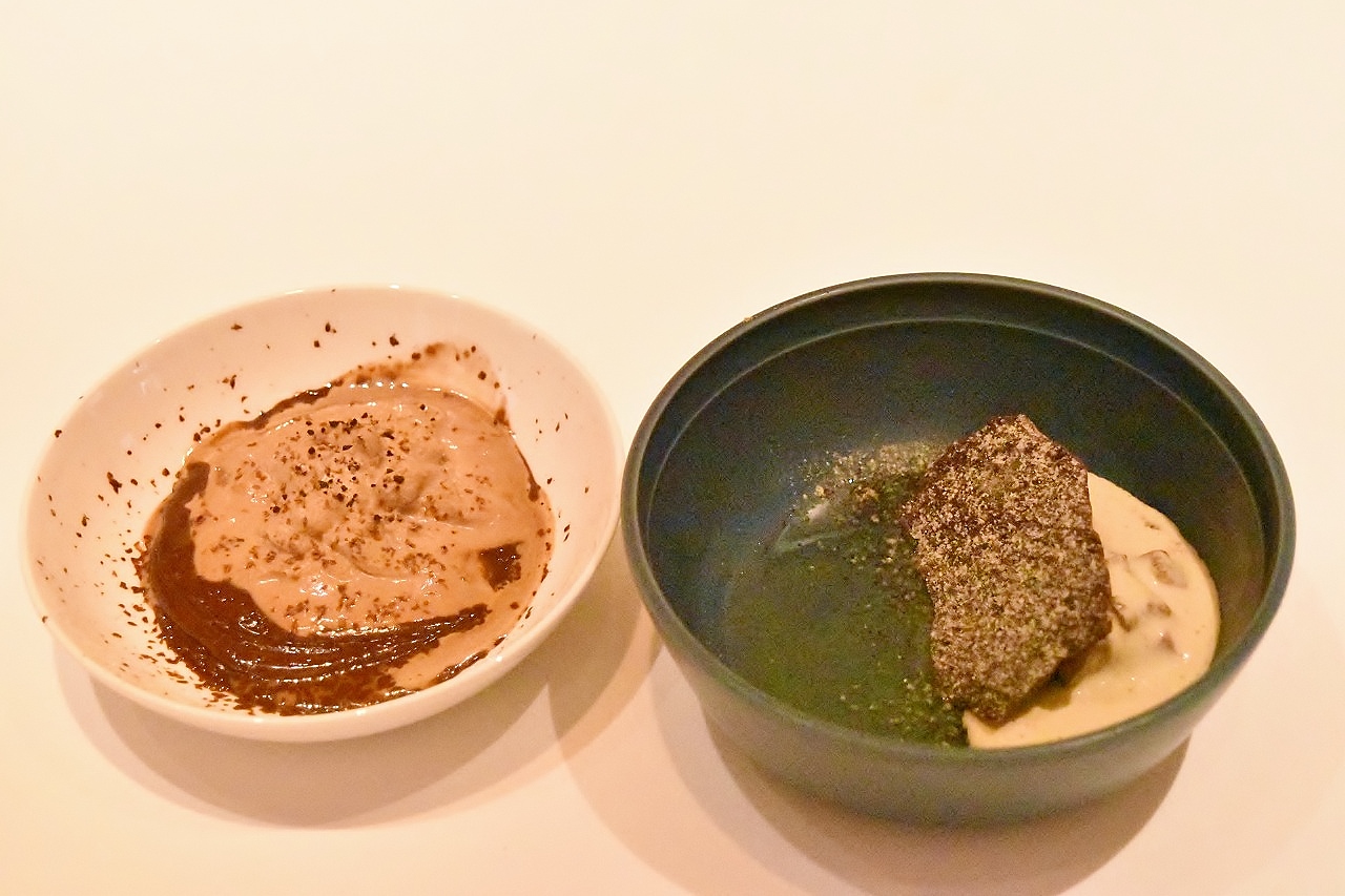 右：ショコラのデザート、左：コーヒーソルベとチョコレートメレンゲのミルフィーユ仕立て。