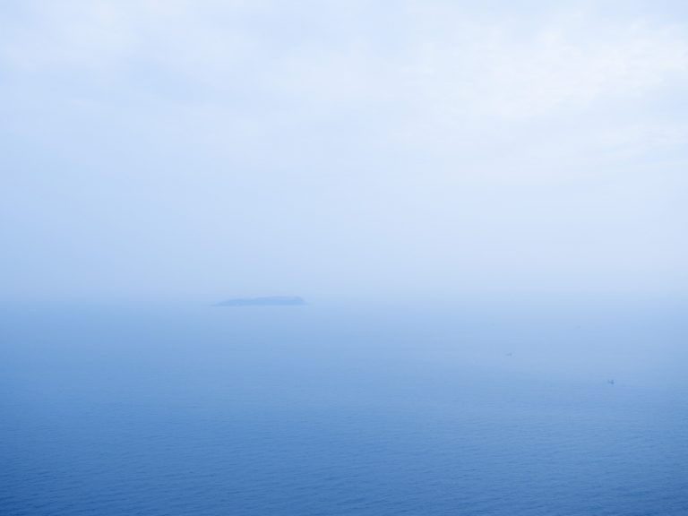 遠くに初島を望む相模湾は熱海らしい風景。2018年秋、網代にオープンした日本旅館〈雅の宿山龢〉の客室からの眺望。 熱海 雅の宿 山龢