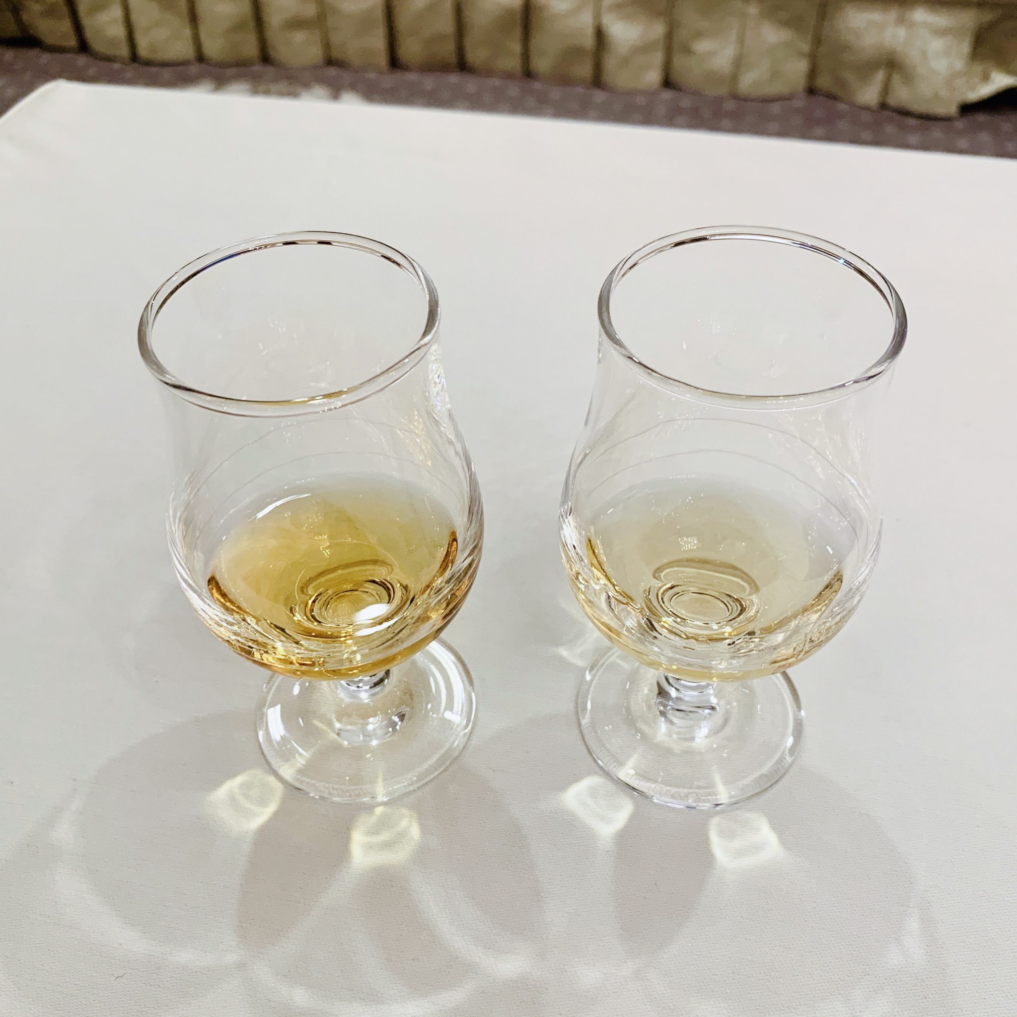 左から「カナディアンウイスキー除きブレンド」、「碧 Ao」。ブレンダーもウイスキーの個性を確認するために、ウイスキー原酒そのものではなく、除きブレンドで確認することもあるのだそう。