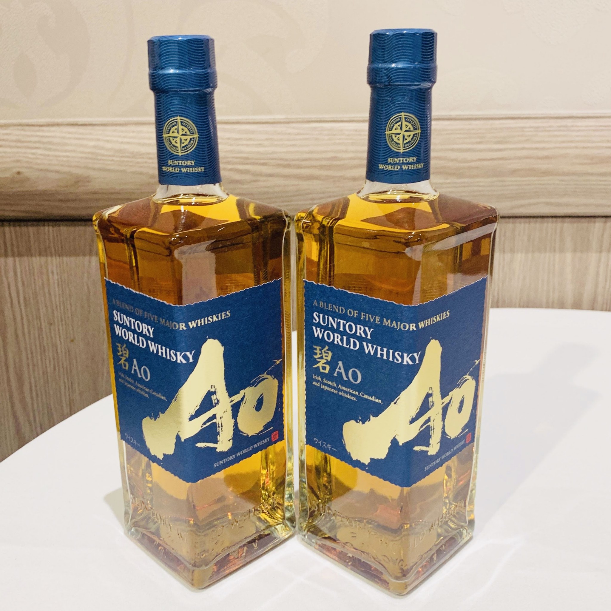 ラベルの「Ao」は書家・荻野丹雪氏による墨文字。ボトルは、世界5大ウイスキーを表現した5角形になっています。