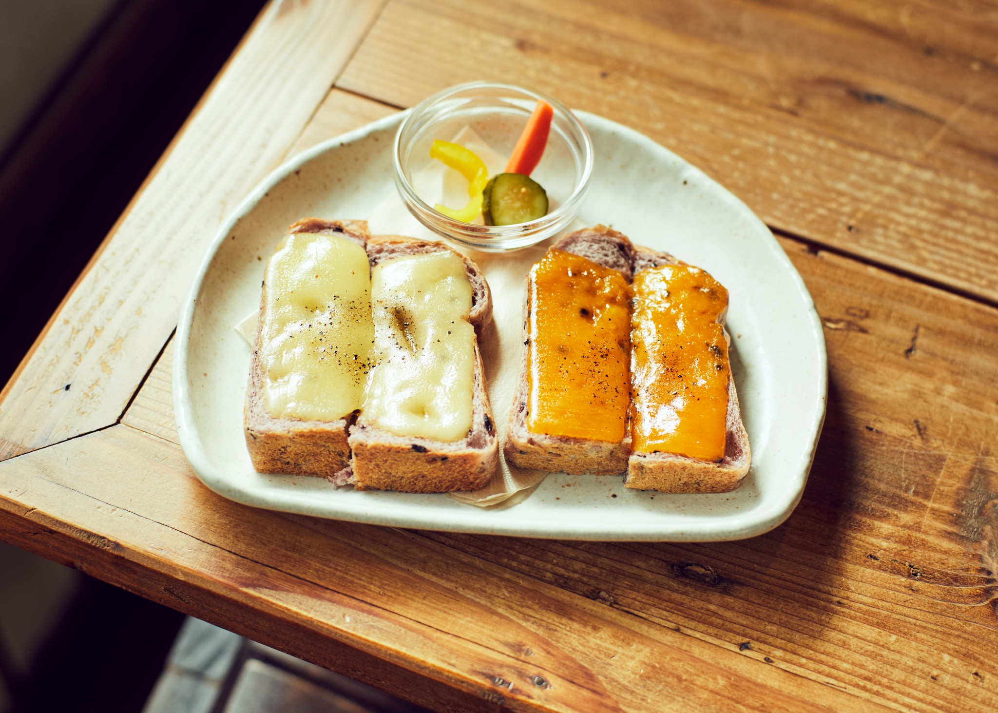 ゴーダチーズとチェダーチーズがのったトースト650円（各税込）。パンは〈パン樹久遠〉の特製。