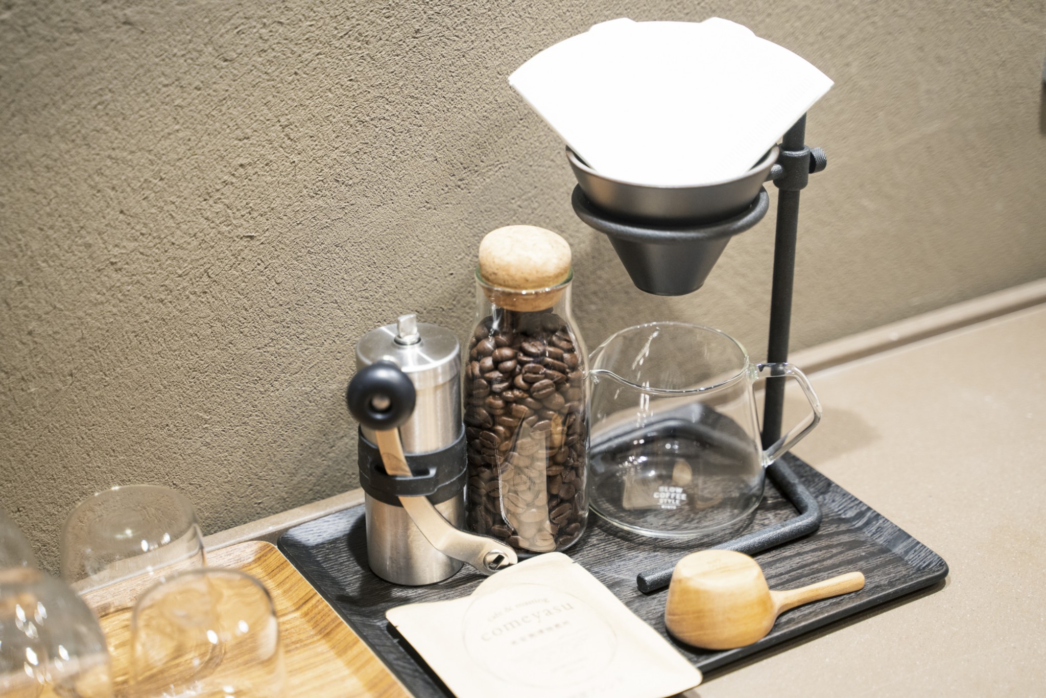 棟貸しの客室にはキッチンがあり、本格的なコーヒー道具も。