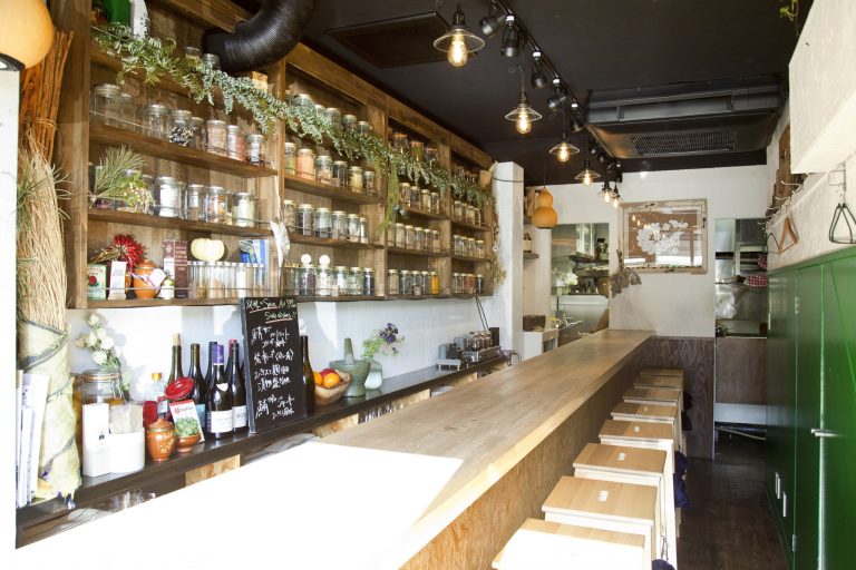 店は波除神社の目の前に佇む。ひとり飲みも気兼ねなく楽しんで。 築地 〈Green Kitchen〉