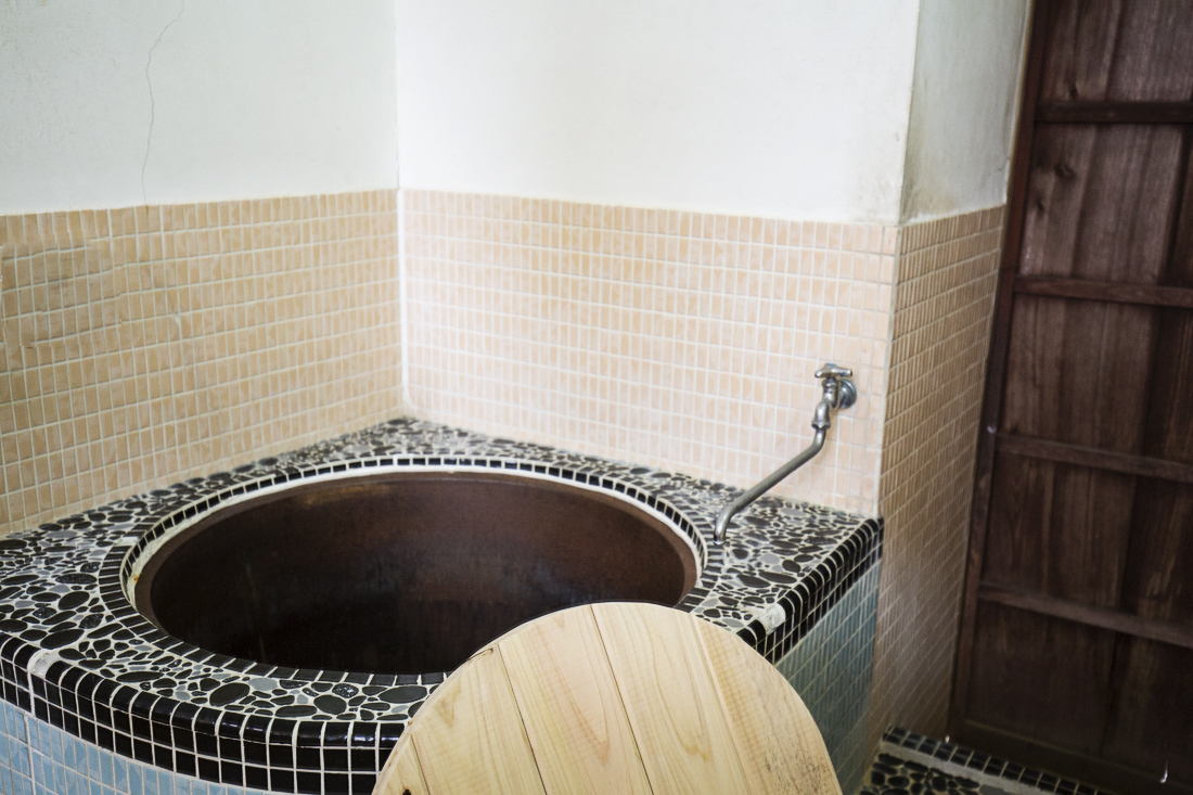 薪で沸かす五右衛門風呂は、宿泊者だけに許された贅沢。