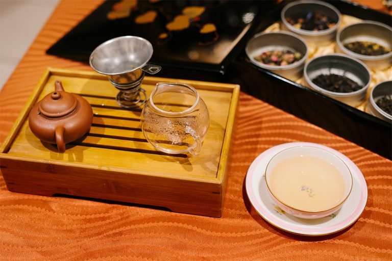 それぞれのお茶は中国茶器を使いテーブルでサーブ。その繊細な作法を見るのも楽しい。冬のコースは乾燥した体を潤す中国緑茶の“食前茶”から。