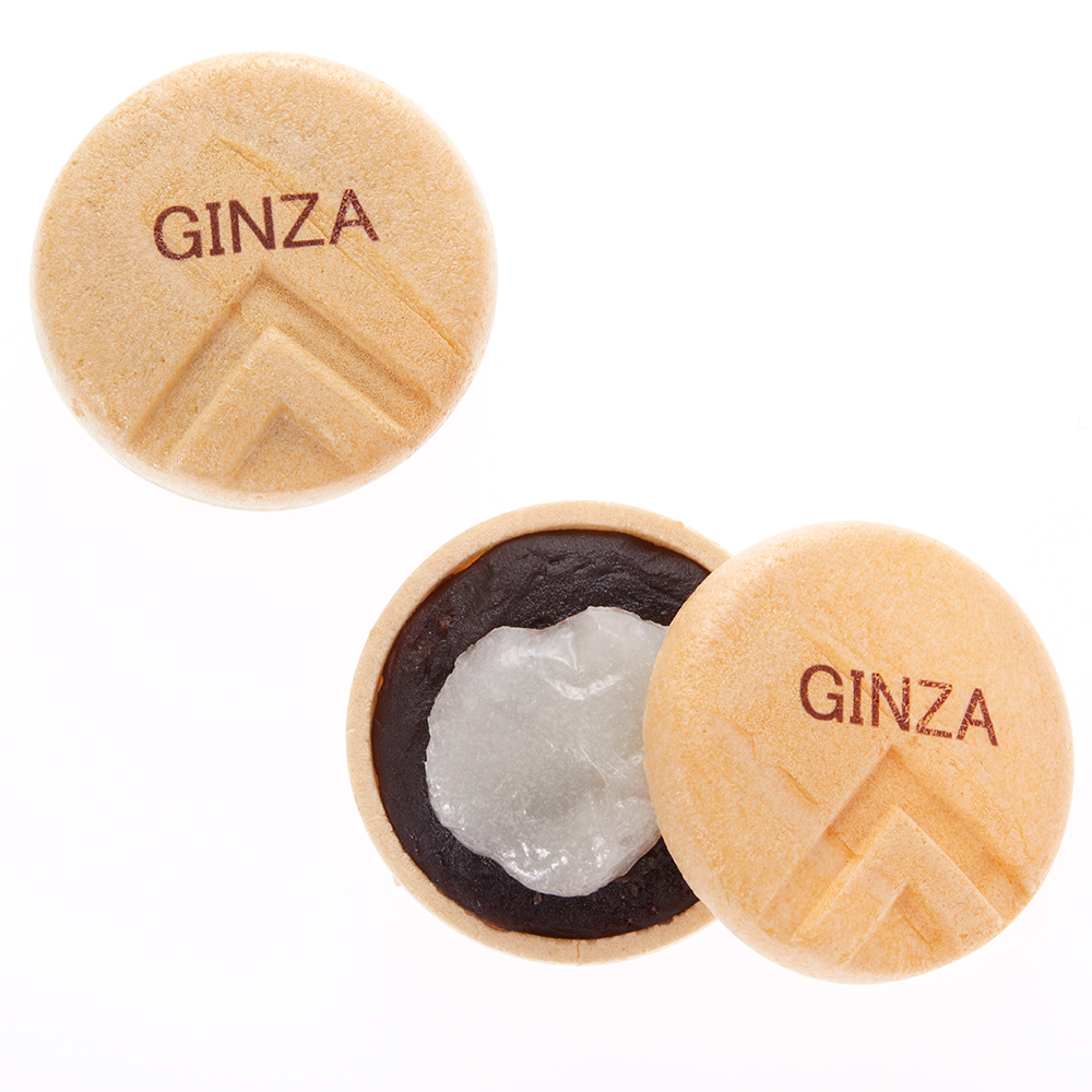 〈松屋銀座〉限定で手に入るのは、モダンなロゴが入った「GINZAもなか」320円だ。