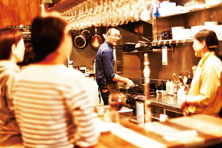 オープンキッチンに立つ店主、副島モウさん。 鎌倉 RENDEZ-VOUS DES AMIS