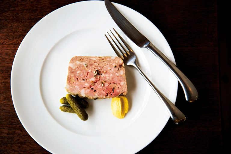 パテ・ド・カンパーニュ800円は、ざっくり粗挽きで肉々しい食感。 鎌倉 Oui Oui