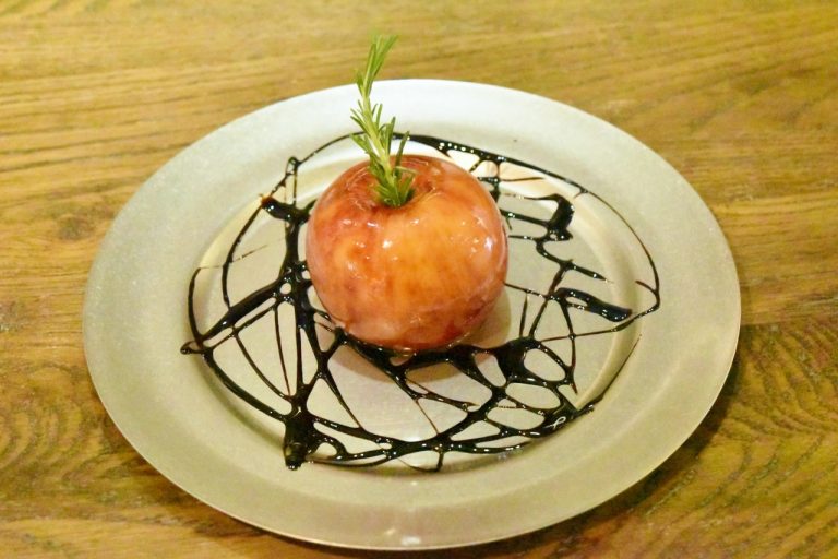 「林檎に詰めたイベリコ豚のラグー」1,280円。 DSC_0933