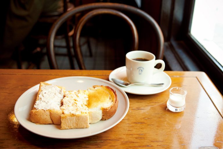 3色トースト350円（バター、たまご、ツナ、各税込）、ブレンド350円。トーストに使うパンは大町の老舗パン店〈日進堂〉の山食パンを使っている。