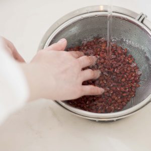 ざるとボールを使って小豆を洗う。